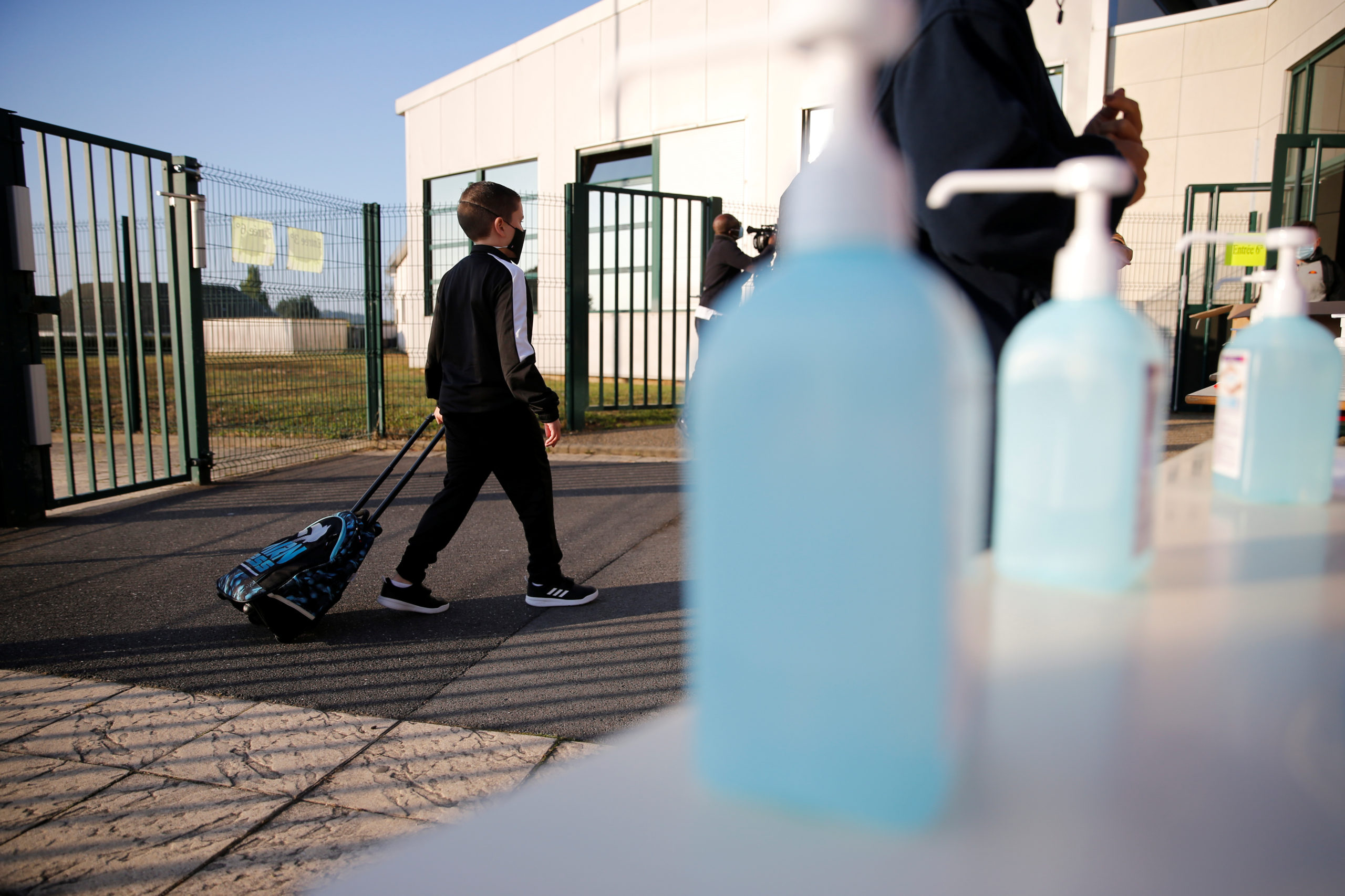 Le masque de rigueur pour la plupart des élèves européens de retour à l'école