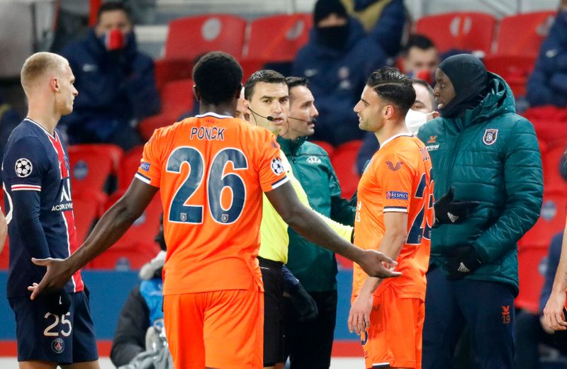 Le match PSG-Basaksehir interrompu, les Turcs dénoncent une insulte raciste d'un des arbitres