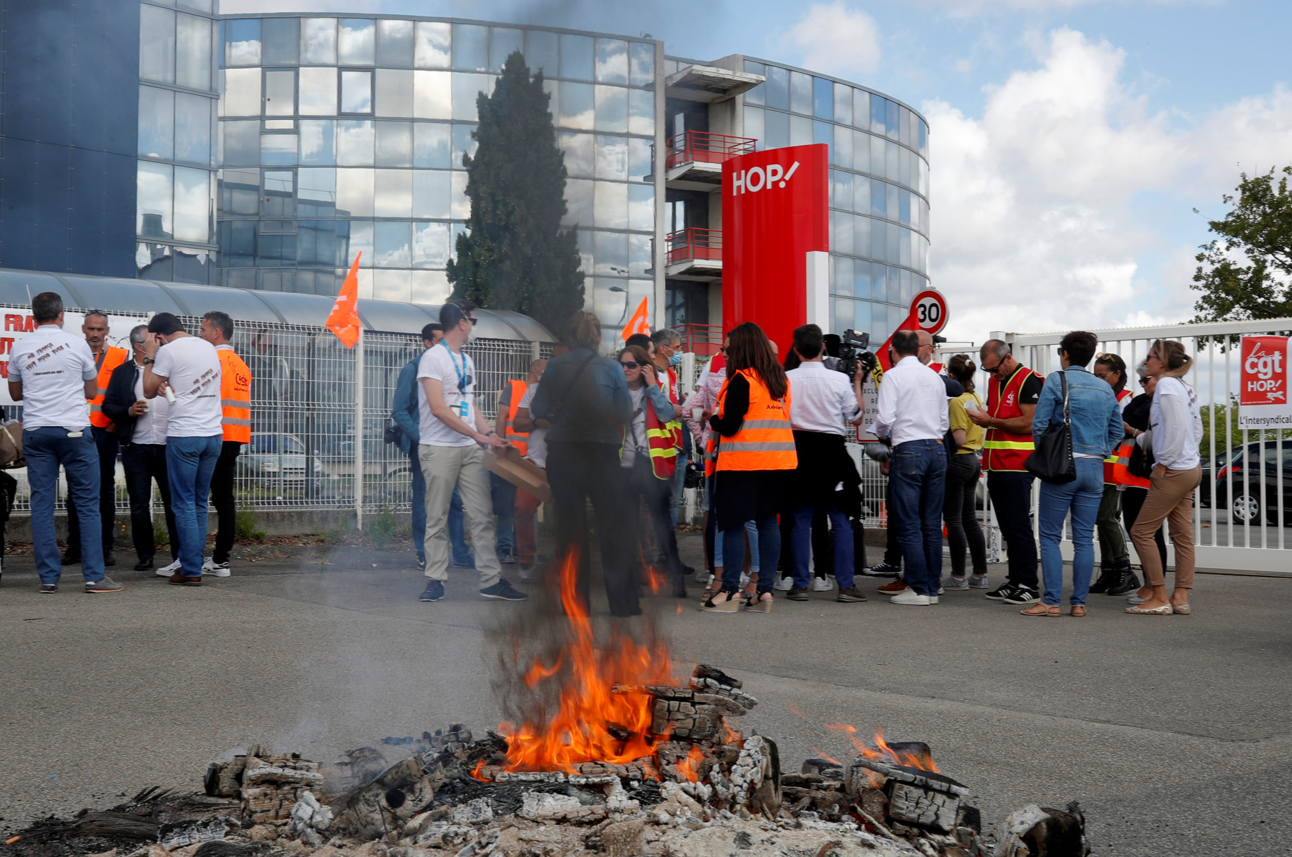 LES SALARIÉS D'AIR FRANCE CRIENT LEUR COLÈRE FACE AU PLAN SOCIAL