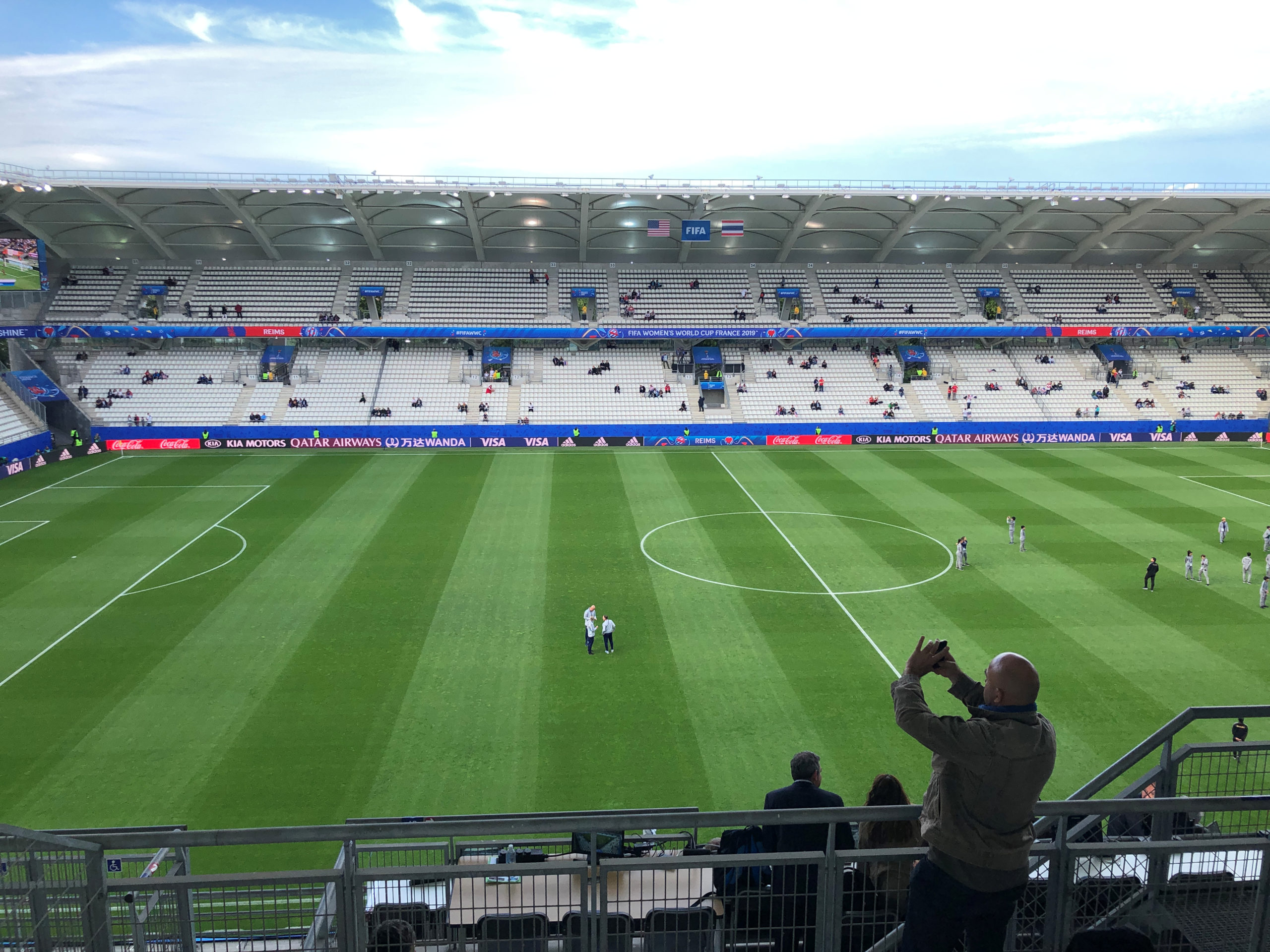 Les stades restent limités à 5.000 spectateurs, des dérogations possibles