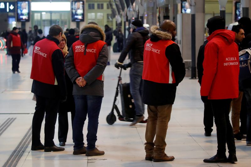 Les syndicats accentuent la pression, l'exécutif répond concertation