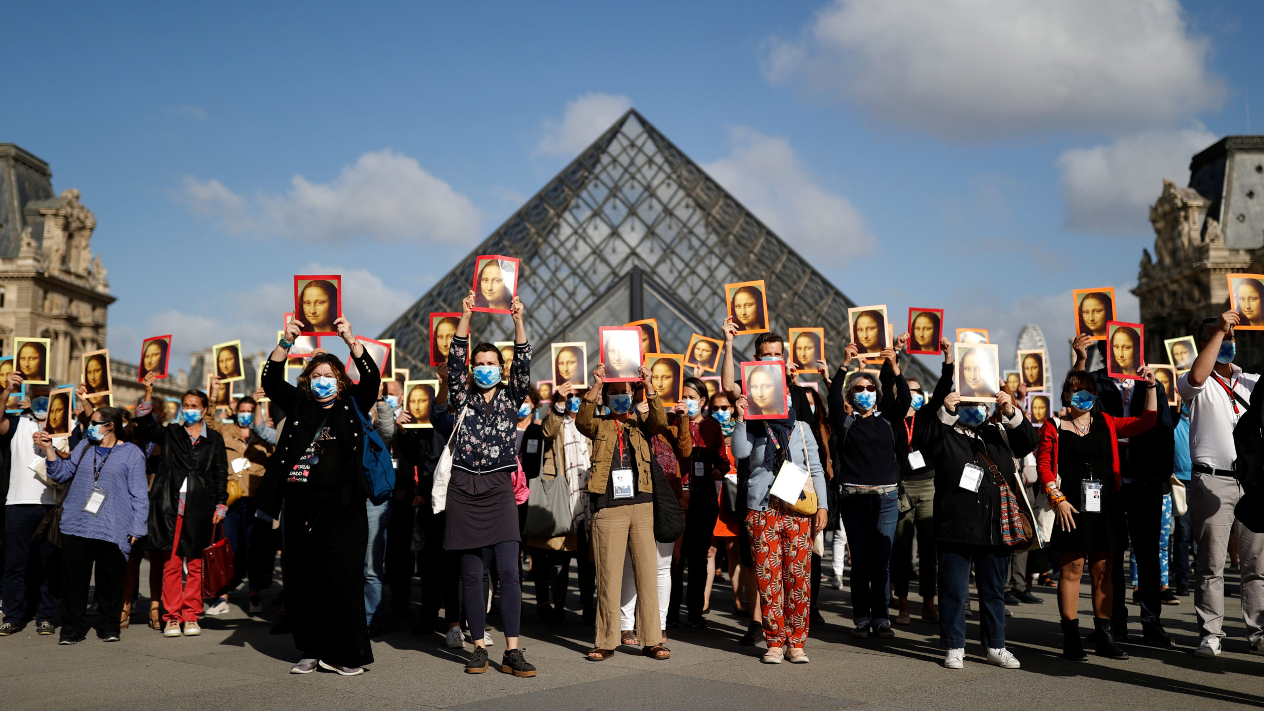 Manifestation de guides-conférenciers pour la réouverture du Louvre