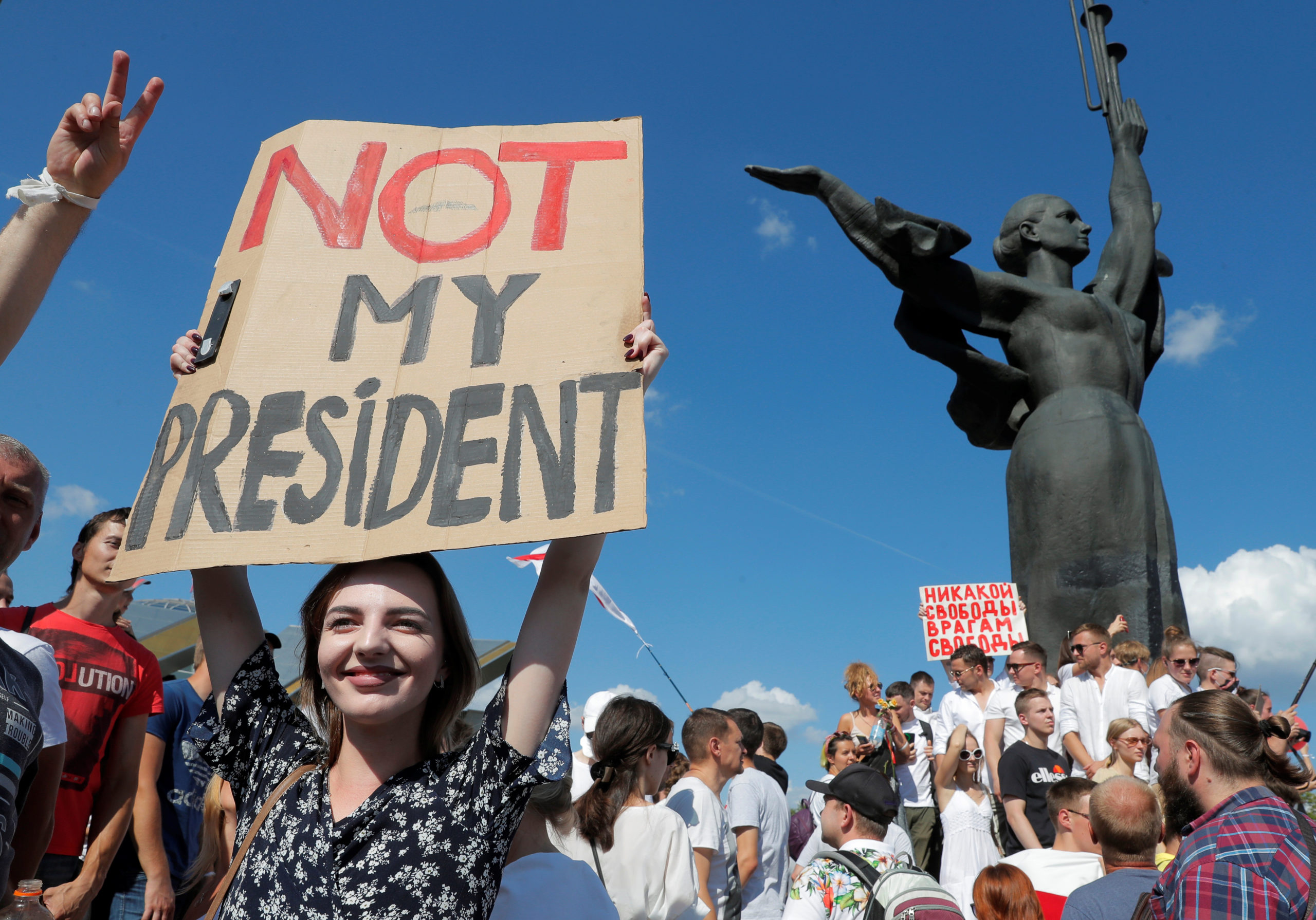 Manifestation monstre à Minsk, le Kremlin prêt à une aide militaire