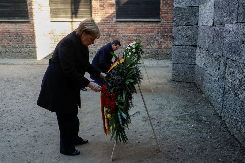 Auschwitz: "Je ressens une honte profonde", dit Angela Merkel