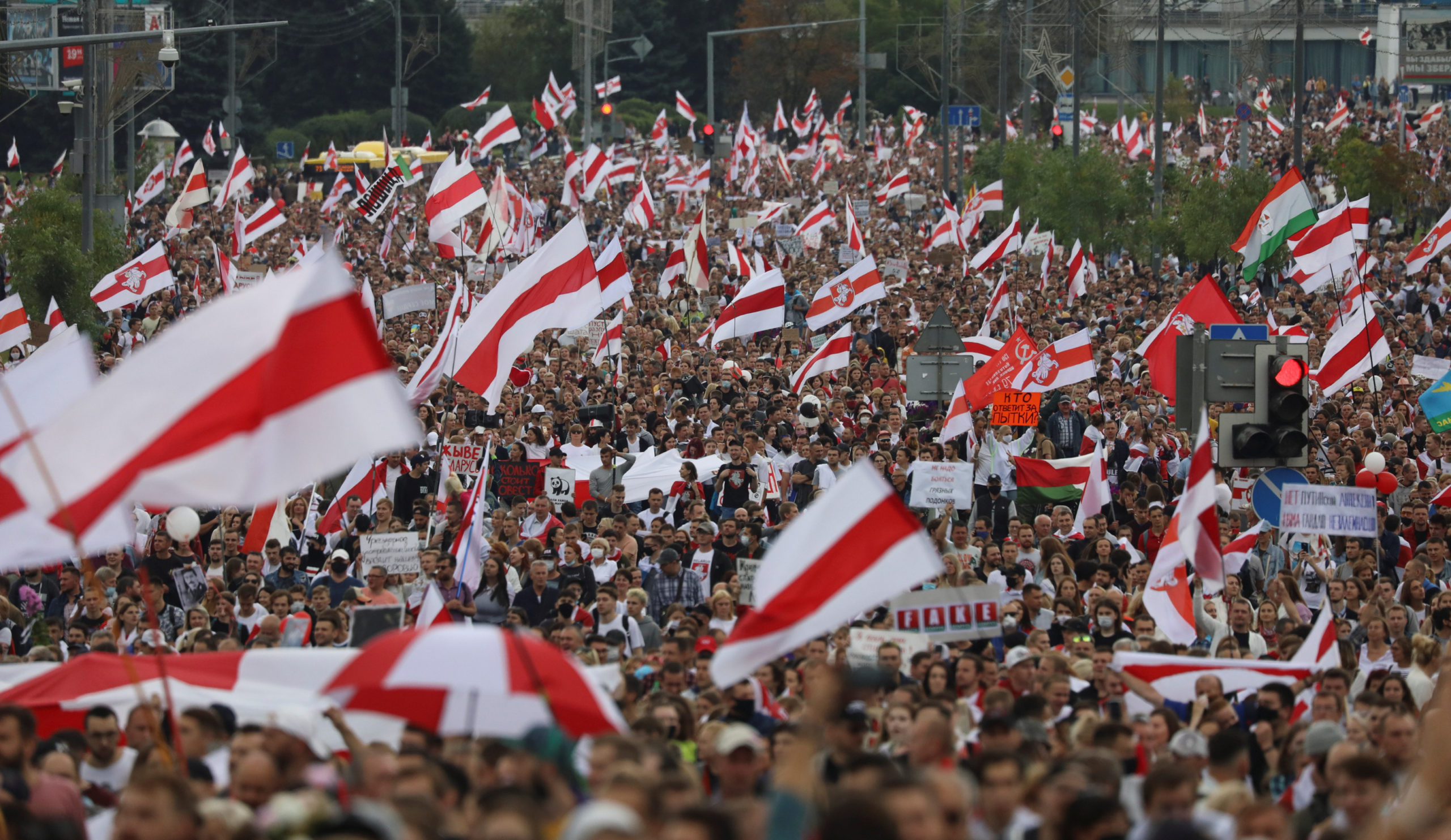 Nouvelle manifestation massive à Minsk, des dizaines d'interpellations