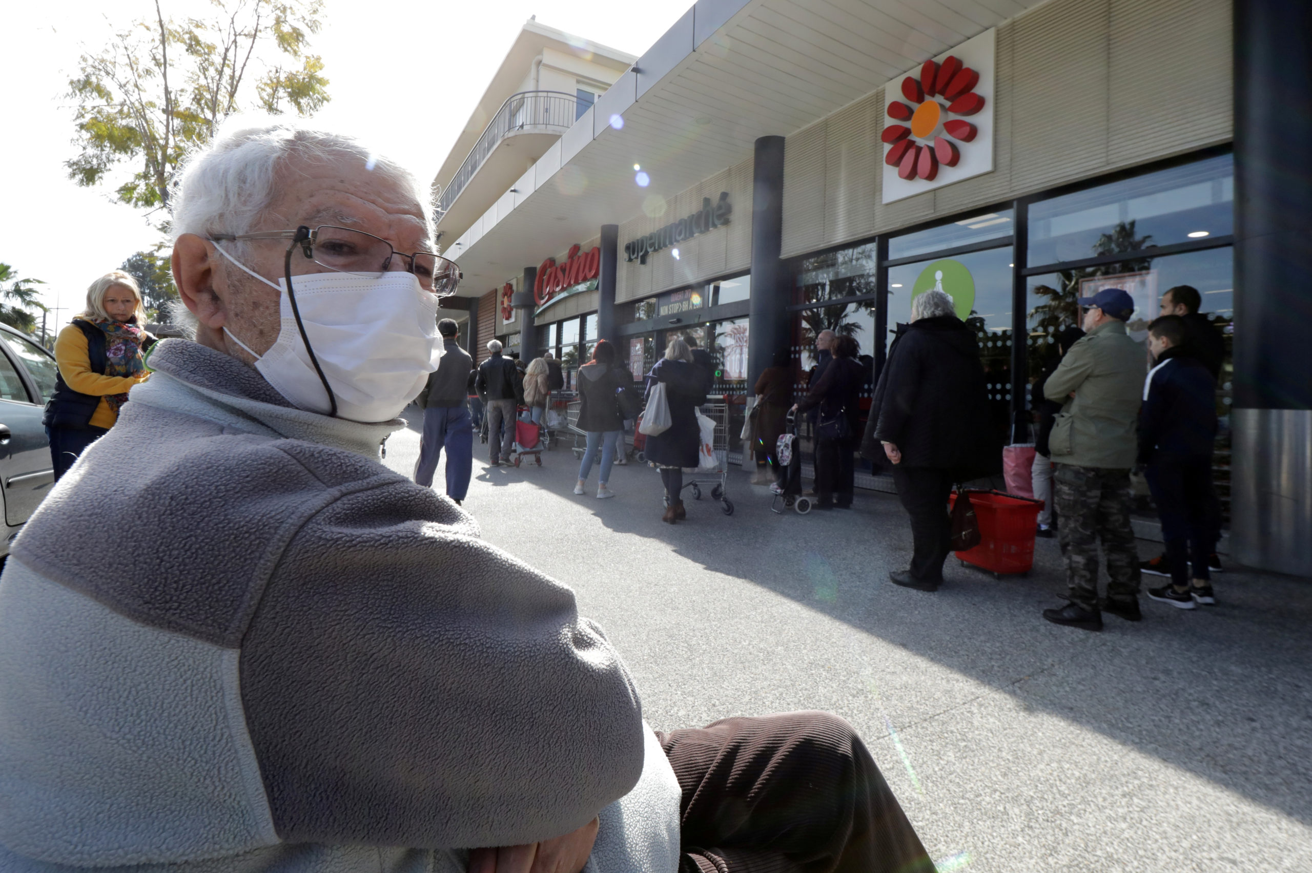 Plusieurs villes rendent le masque obligatoire dans la rue