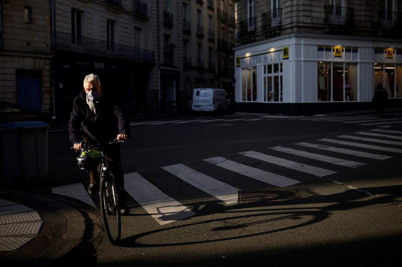 France: Le gouvernement freine avant de décider un éventuel reconfinement