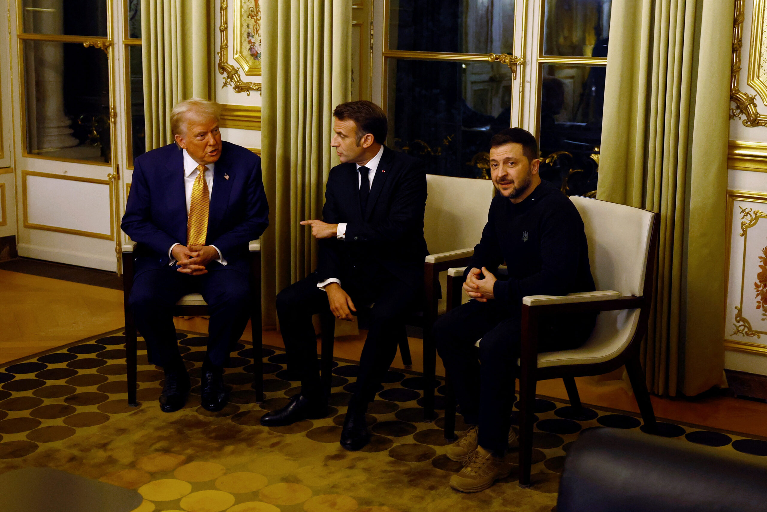 Le président français Emmanuel Macron, le président américain Donald Trump et le président ukrainien Volodymyr Zelenskiy assistent à une réunion trilatérale au palais de l'Élysée à Paris, France, le 7 décembre 2024. REUTERS/Sarah Meyssonnier/Pool