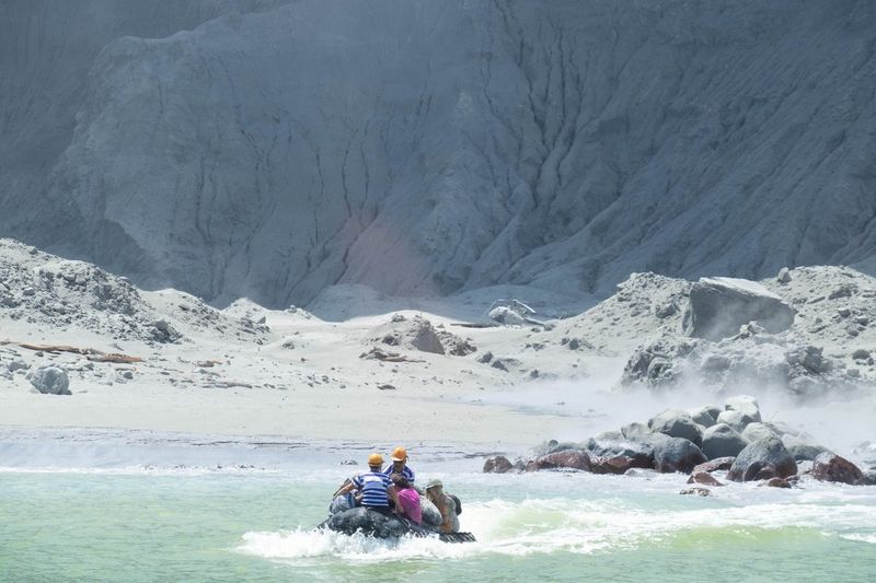 Un volcan entre en éruption en Nouvelle-Zélande, au moins 5 morts