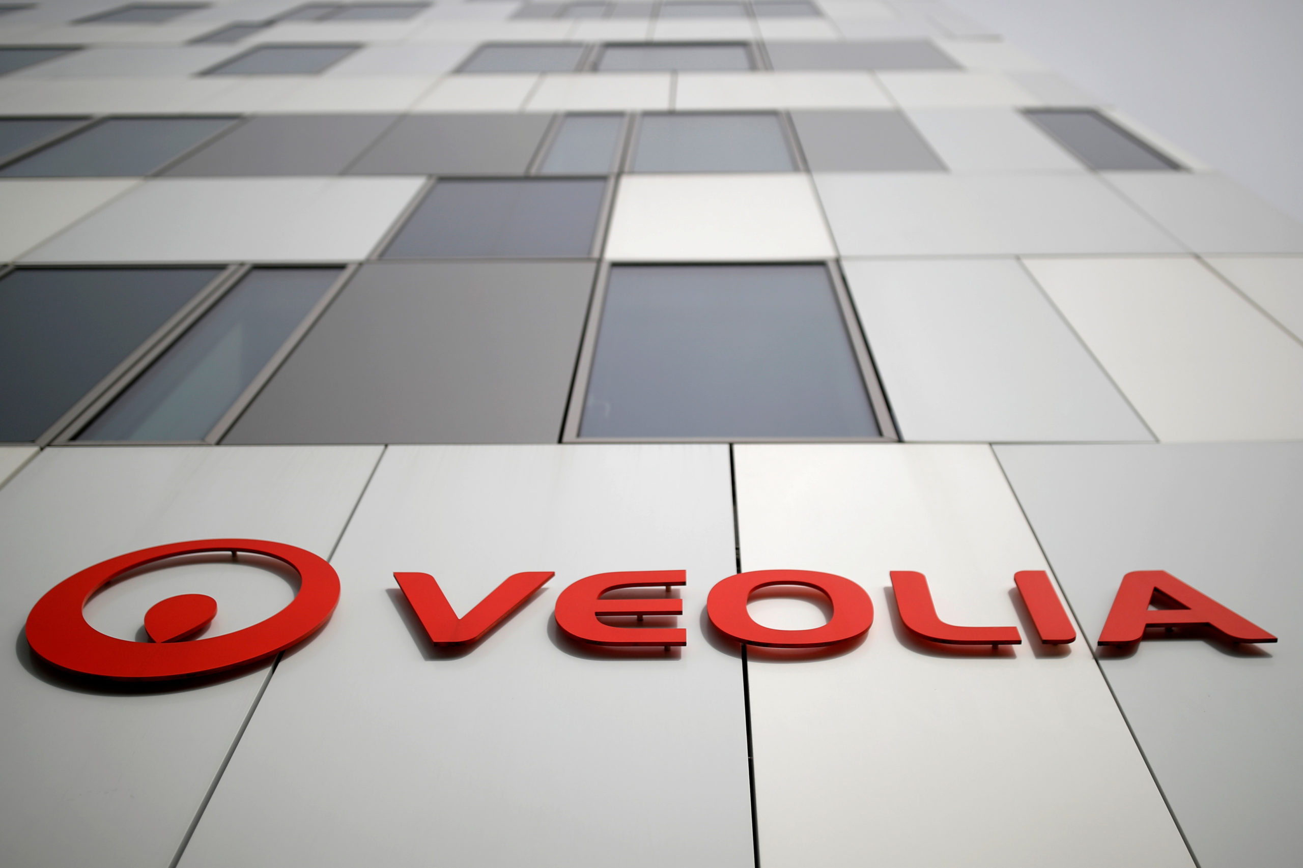 Veolia veut bloquer des cessions de Suez mais promet "une proposition"