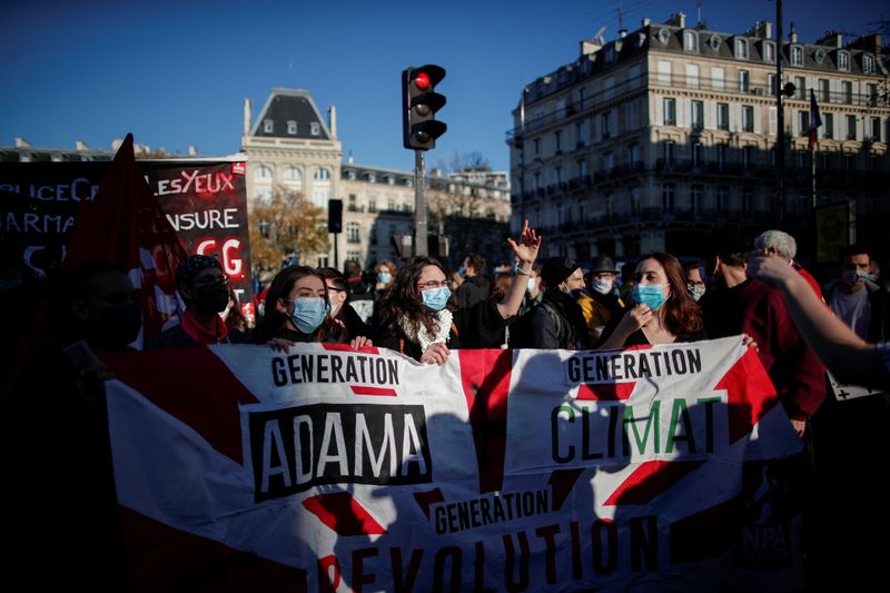 Des heurts éclatent dans la manifestation contre les violences policières